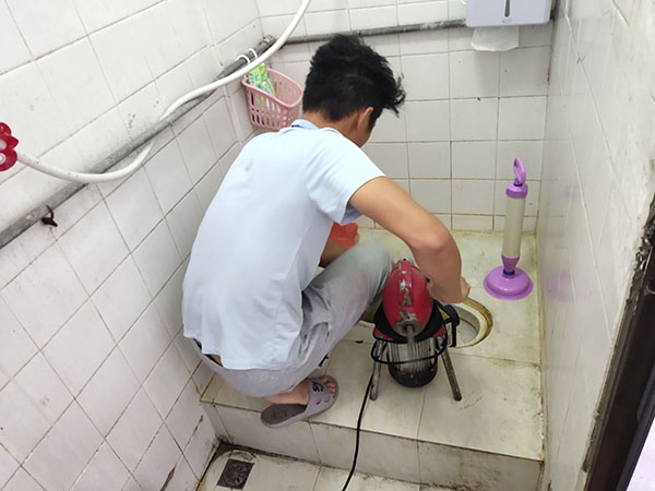 陈巴尔虎管道堵塞冒臭气 专业师傅现场解决问题