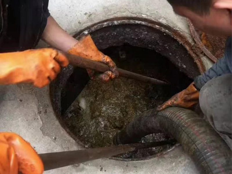 陈巴尔虎清理化粪池时如何避免沼气的危害？